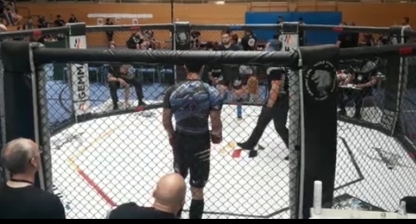 Coach Chris hier bei der Arbeit am Cage